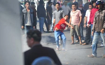 Kericuhan di Senayan: Massa Tak Dikenal Datang dan Bakar Fasilitas Usai Demonstran Pati Bubar Tertib