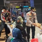 Abu Krakatau Lumpuhkan Penerbangan Soetta: Polisi Turun Tangan Bagikan Masker & Cek Kesehatan Penumpang Terlantar