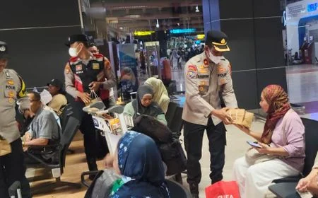 Abu Krakatau Lumpuhkan Penerbangan Soetta: Polisi Turun Tangan Bagikan Masker & Cek Kesehatan Penumpang Terlantar